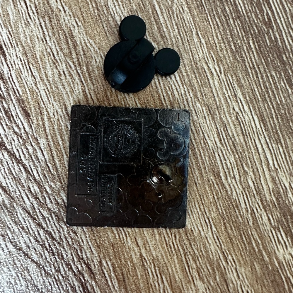 Disney Pin Lucky Rabbit - Picture 6 of 6